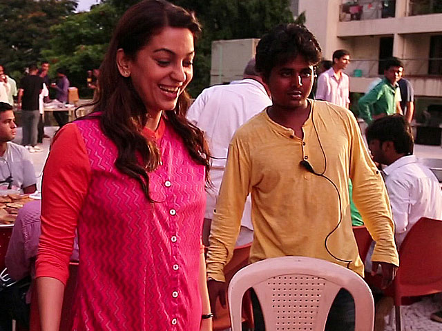 Juhi Chawla, Shabana Azmi's <i>Iftaar</i> Party on the Sets of <i>Chalk N Duster</i>