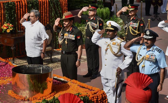 Defence Minister Manohar Parrikar Pays Tribute to Kargil Martyrs at Amar Jawan Jyoti