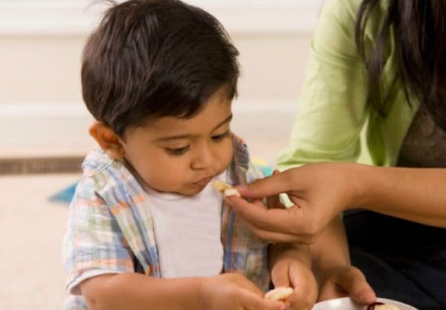 खाना ख़त्म करने के लिए मजबूर करना क्या आपके बच्चे के लिए सही है?