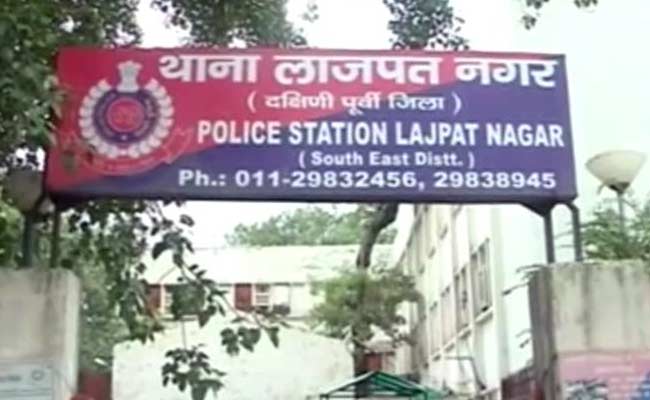 दिल्ली के लाजपत नगर में घोषित अपराधी की सरे बाजार हत्या, फावड़े से काट डाला