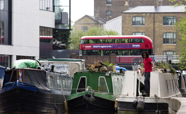 Flood of Londoners Take to Boats to Escape Housing costs