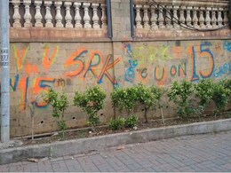 Revealed: This Shah Rukh Khan <i>Fan</i> Scribbled the Graffiti on Mannat's Walls Revealed: This Shah Rukh Khan <i>Fan</i> Scribbled the Graffiti on Mannat's Walls