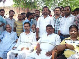 मुगलसराय : नाराज जनता ने विधायक और सभासद को बनाया बंधक मुगलसराय : नाराज जनता ने विधायक और सभासद को बनाया बंधक