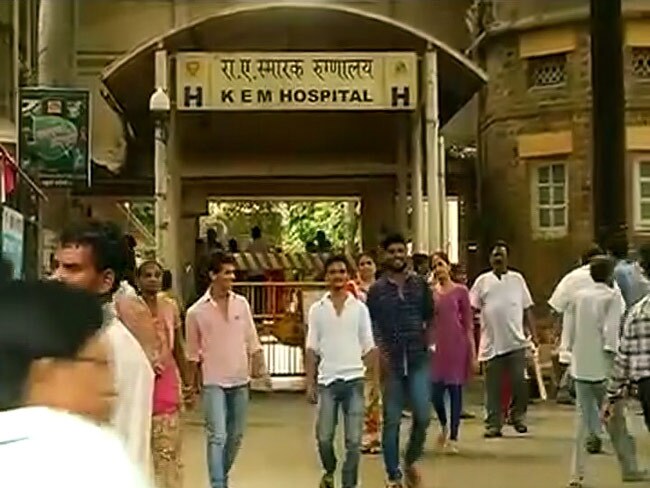 मुंबई : मारपीट के विरोध में केईएम अस्पताल के डॉक्टर हड़ताल पर गए