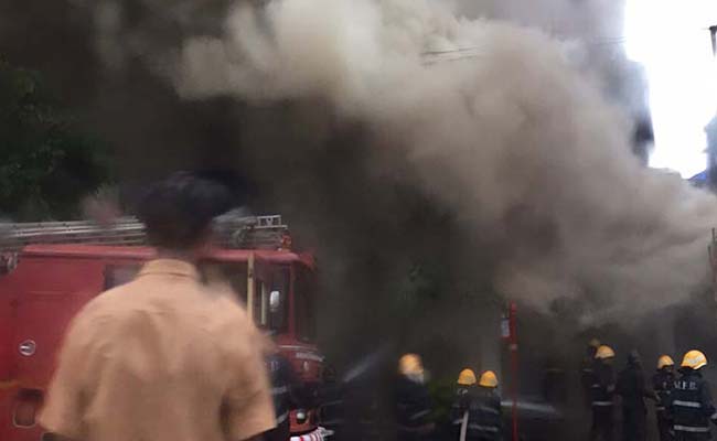 मुंबई : उपनगर जोगेश्वरी के फर्नीचर बाजार में लगी भीषण आग