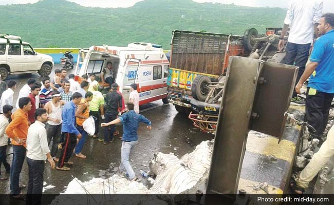 E-Way Landslide: Youth Rushes to Help Victims, Dies in Hit-And-Run Incident