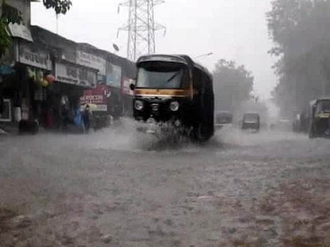 #MumbaiRains: मुंबई की बारिश ने दी कैसी-कैसी सजा, देखें 10 चुनिंदा तस्वीरें