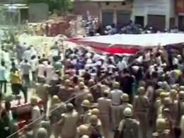 मुजफ्फरनगर में ट्रक ने दो स्कूली बच्चों को कुचला, लोगों ने किया उग्र प्रदर्शन मुजफ्फरनगर में ट्रक ने दो स्कूली बच्चों को कुचला, लोगों ने किया उग्र प्रदर्शन