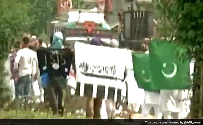 4 Injured in Clashes as Pakistan Flag Hoisted in Kashmir Valley