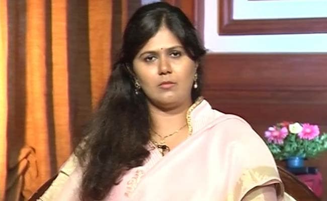 Congress Slams Pankaja Munde After Man is Seen Carrying Her Slippers