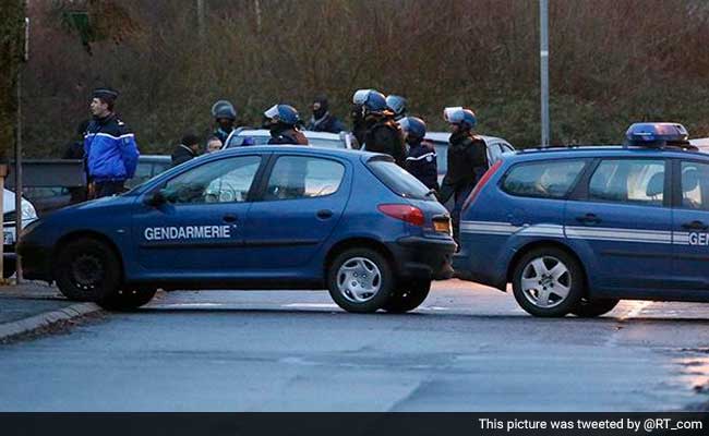 पेरिस के शॉपिंग मॉल में बंधक बनाए गए सभी लोग छुड़ाए गए