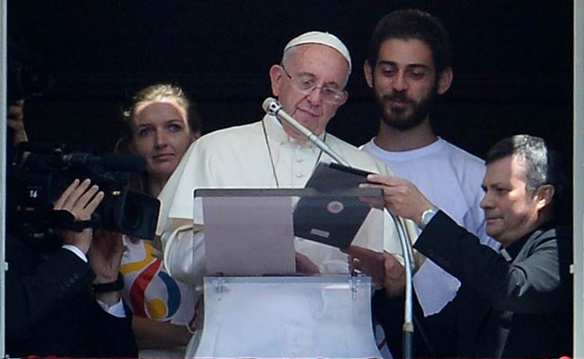 Pope Francis Signs Up for World Youth Day Using iPad