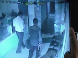 Caught on Camera: Daring Gunpoint Robbery, Escape on Scooty Caught on Camera: Daring Gunpoint Robbery, Escape on Scooty