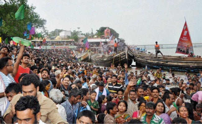 Thousands Take Holy Dip in Godavari on Last Day of Maha Pushkaralu
