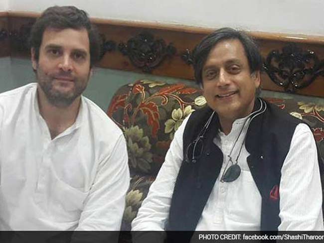 लोकसभा में कांग्रेस की रणनीति पर बात करते देखे गए थरूर और राहुल