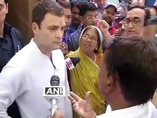 रेहड़ी-पटरी वालों से मिले राहुल, बोले- NDA सरकार में गरीबों को दबाया जा रहा है