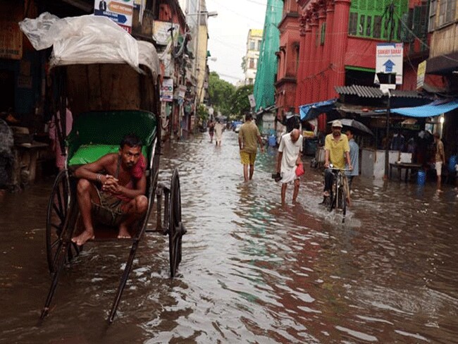 कोलकाता में भारी बारिश, पानी में बह गया छह महीने का मासूम