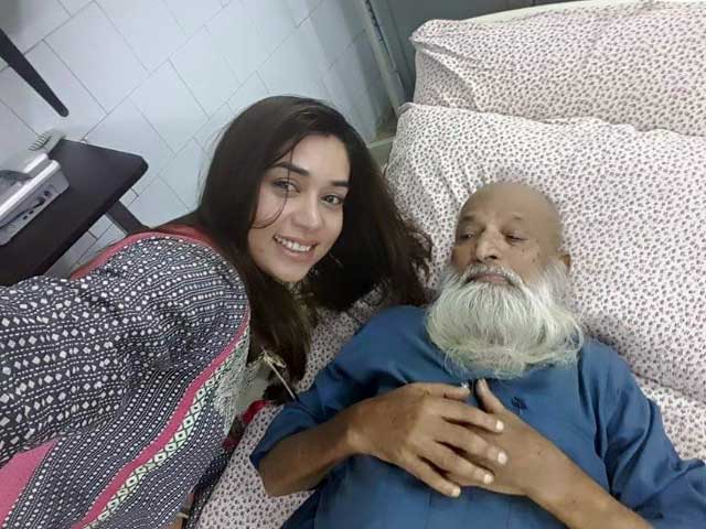 Pakistani Singer Komal Rizvi Defends Controversial Hospital Bed Selfie