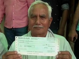 जमीन की रॉयल्टी के नाम पर रोहतक के किसानों को बांटे 2 से 10 रुपये के चेक जमीन की रॉयल्टी के नाम पर रोहतक के किसानों को बांटे 2 से 10 रुपये के चेक