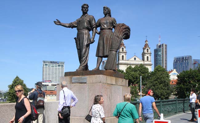 Last Major Soviet Statues Come Down in Lithuanian Capital