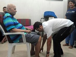 गुरु पूर्णिमा पर सचिन ने अपने गुरु रमाकांत आचरेकर का पांव छूकर लिया आशीर्वाद गुरु पूर्णिमा पर सचिन ने अपने गुरु रमाकांत आचरेकर का पांव छूकर लिया आशीर्वाद