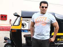 Salman Khan's Surprise Visit to the Sets of Sajid Nadiadwala's <i>Dishoom</i>