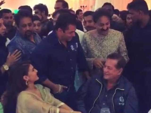 Salman Khan Attends Baba Siddique's Iftaar Party. No Shah Rukh, so no Hug