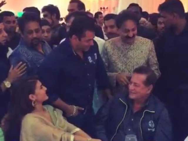 Salman Khan Attends Baba Siddique's <i>Iftaar</i> Party. No Shah Rukh, so no Hug