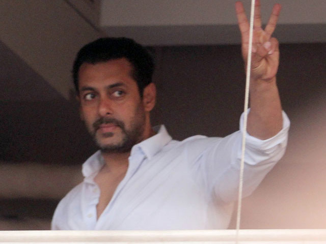 Salman Khan's Apartment Building Preps For <i>Bajrangi Bhajaan</i> Madness