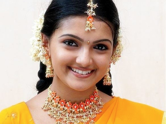 Actress Saranya Mohan Announces Engagement on Facebook