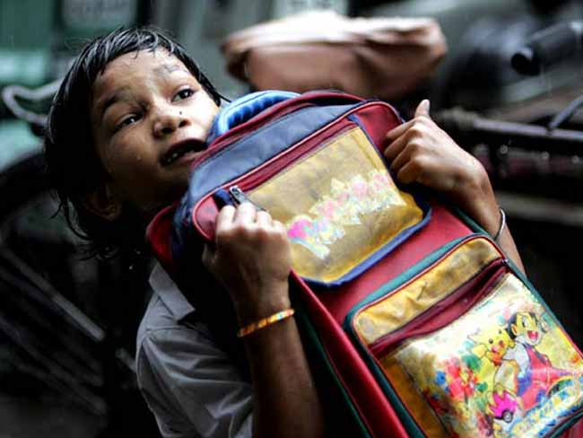 दिल्ली के सरकारी स्कूलों के विद्यार्थियों के बस्तों का बोझ घटेगा, पाठ्यक्रम में कटौती की तैयारी