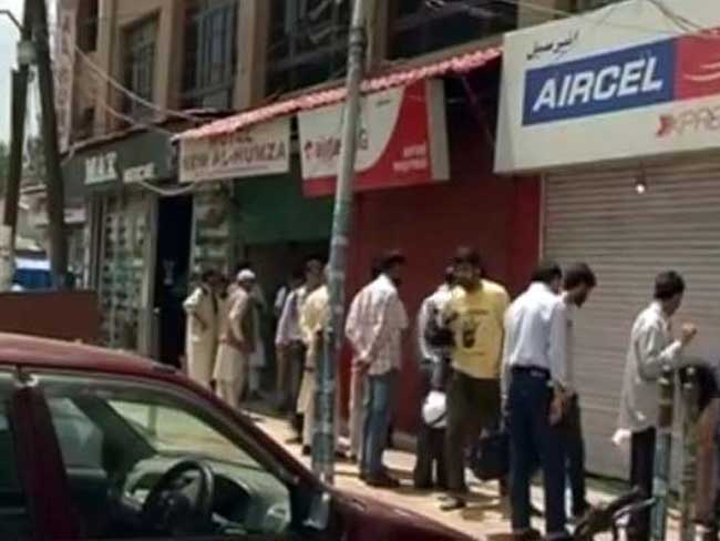 श्रीनगर के मोबाइल शोरूम के बाहर धमाका से मची अफरातफरी