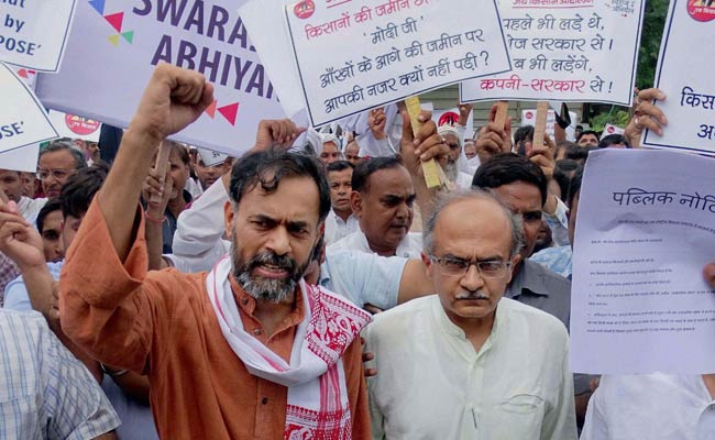 जंतर मंतर पर किसानों और मजदूरों के समर्थन में योगेंद्र यादव की रैली