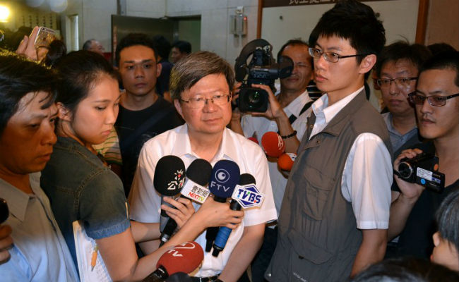 Hundreds Protest in Taipei After Student Suicide