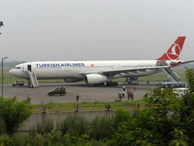 तस्वीरों में : बम की ख़बर के बाद दिल्ली में टर्किश एयरलाइन्स के विमान की इमरजेंसी लैंडिंग