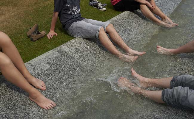 UK Swelters on Hottest Day Since 2006