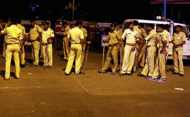 गुजरात में एडीजीपी ने मातहतों को बनाया बंधक!