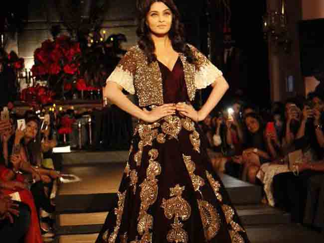 पांच साल बाद ऐश्वर्या राय बच्चन की रैंप पर वापसी, देखिए तस्वीरें