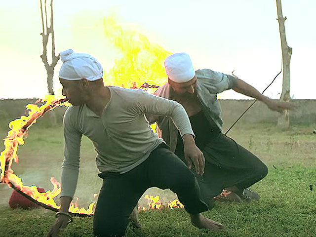 Heart-Stopping Moment When Akshay Kumar's Leg Caught Fire