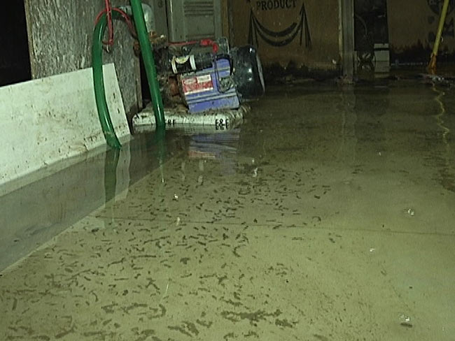 बेसमेंट में बहता पानी : सुखदेव विहार का हाल