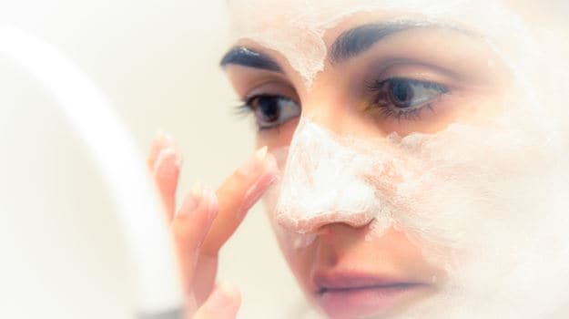फेसवॉश या क्लिंजर: क्या है चेहरा साफ करने का सही तरीका?