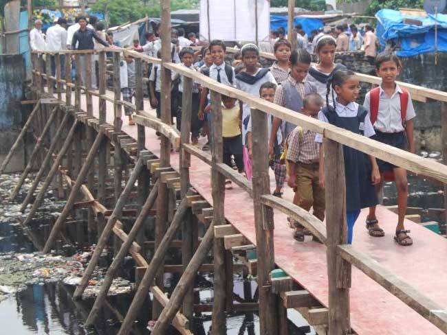 मुंबई : नेता या सरकार ने नहीं, बच्चे ने बनवा दिया नाले पर पुल