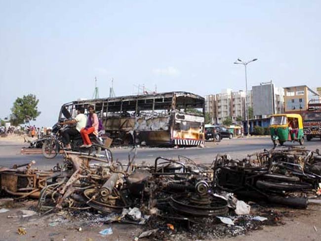 आरक्षण की आग में सुलगा गुजरात, पुलिसकर्मी समेत अब तक 8 की मौत, बुलाई गई सेना