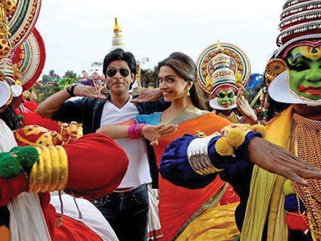 <i>Chennai Express</i> is Two: SRK, Deepika Trade Tweets