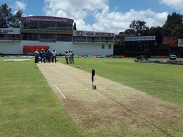 मैच के दौरान गेंद से टूटा शीशा तो पिच पर लाकर खड़ी कर दी कार मैच के दौरान गेंद से टूटा शीशा तो पिच पर लाकर खड़ी कर दी कार