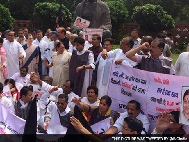 लोकतंत्र की हत्या हो रही है, सदन चलाना सरकार की जिम्मेदारी : सोनिया गांधी