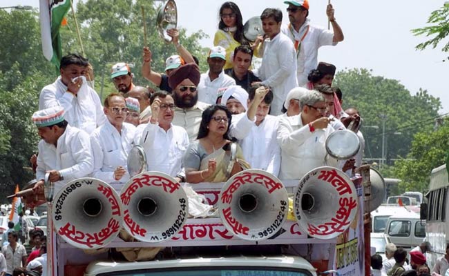 Delhi Congress Protests Against Price Rise Outside Arvind Kejriwal's Residence