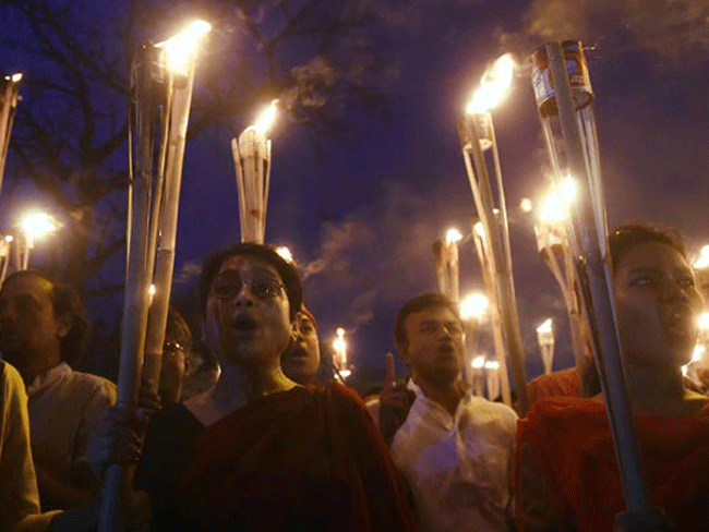 बांग्लादेश : ब्लॉगरों की हत्या के आरोप में एक ब्रिटिश समेत तीन आतंकी गिरफ़्तार