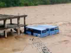 हिमाचल में भारी बारिश से तबाही, धरमपुर में बसें डूबीं