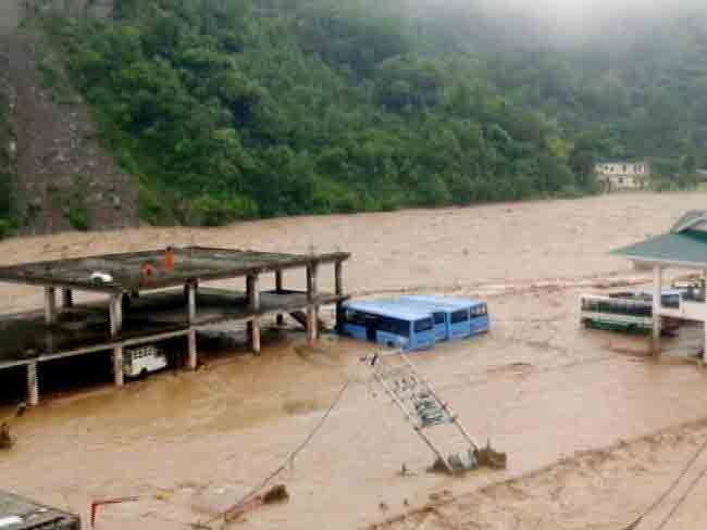 हिमाचल में भारी बारिश से तबाही, धरमपुर में बसें डूबीं
